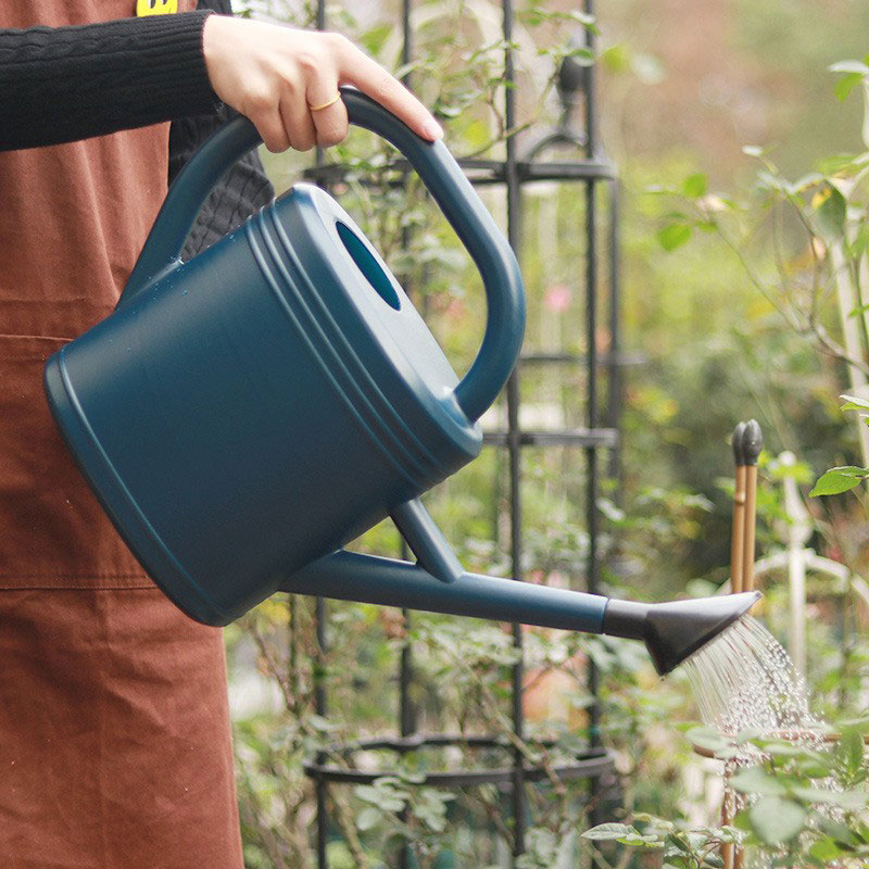 Existem vários cuidados ao usar um regador para regar flores